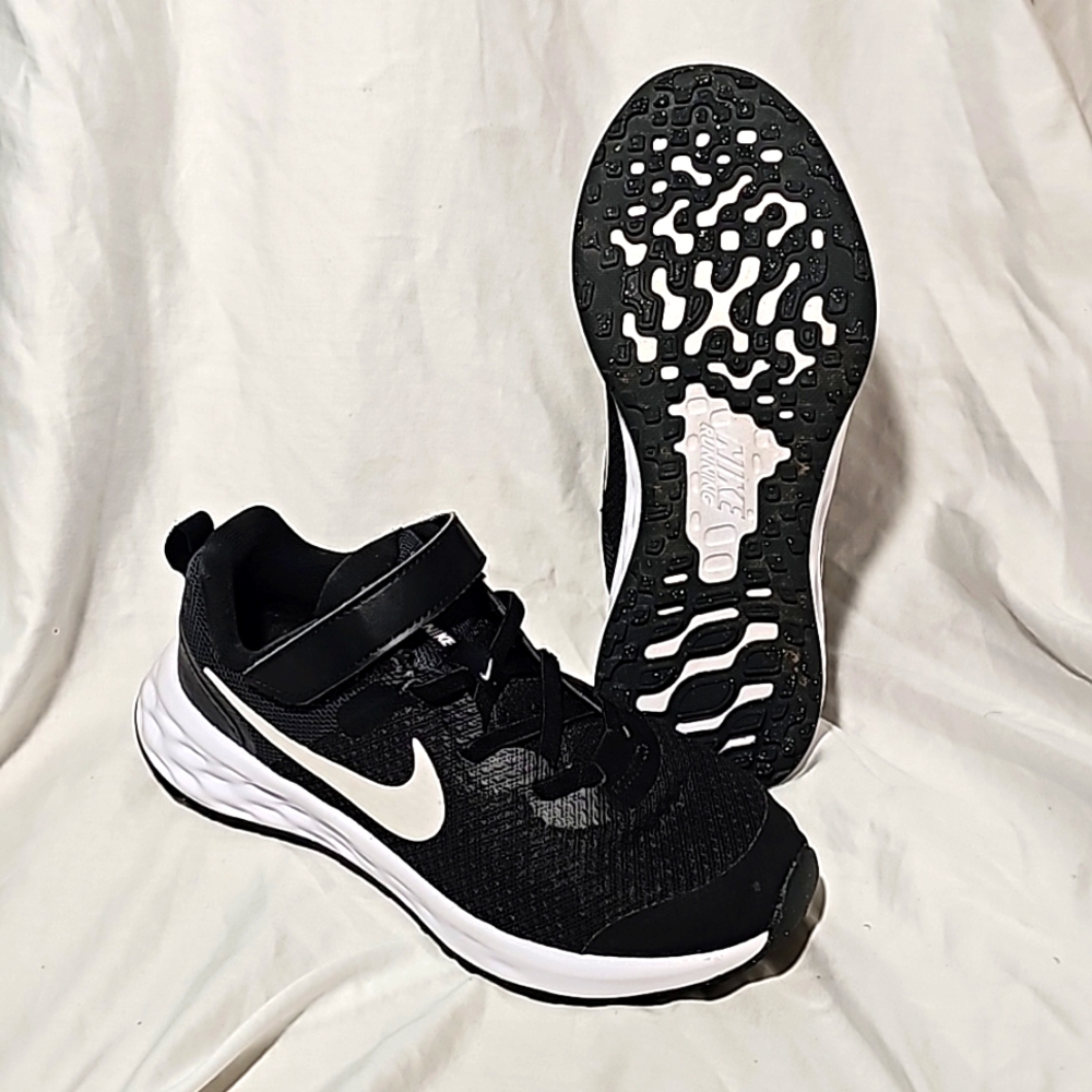 GENTLY USED - YOUTH Nike Revolution 7 Running Shoes - Black/White - Size 2Y